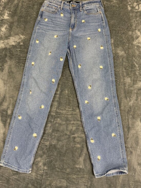Hollister Denim - Ultra High-Rise Mom Jeans With Floral Embroidery By Hollister Womens Size 1R